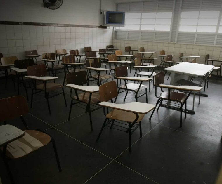 Sala de aula vazia no Brasil. O esvaziamento da cultura escolar como uma das consequências do apagão de professores no Brasil.