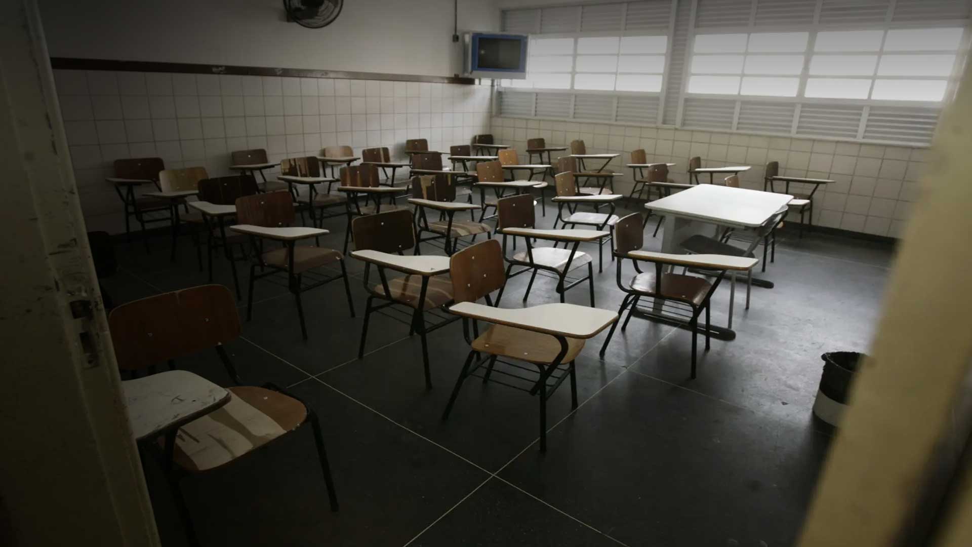 Sala de aula vazia no Brasil. O esvaziamento da cultura escolar como uma das consequências do apagão de professores no Brasil.
